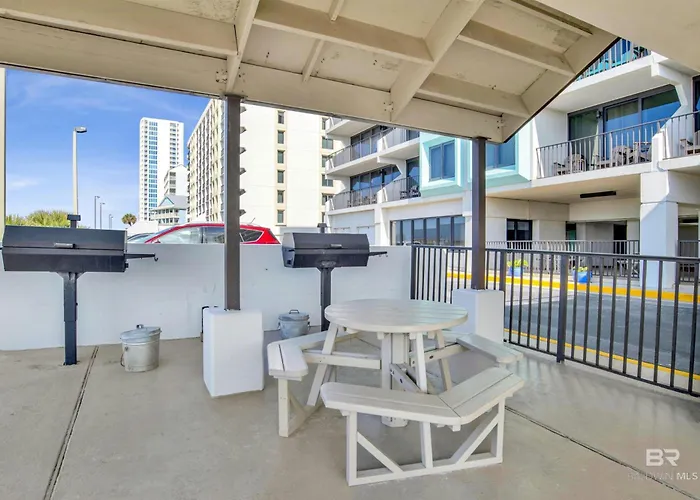Condo On The Beach- Walk To Restaurants, Shops And Activities.