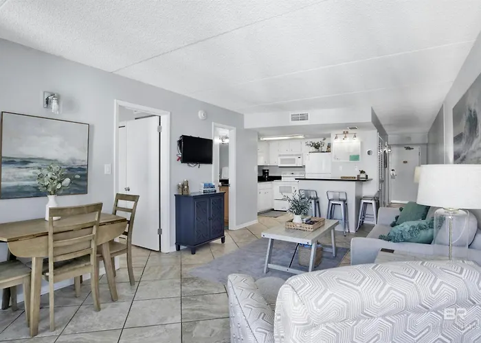 Condo On The Beach- Walk To Restaurants, Shops And Activities.