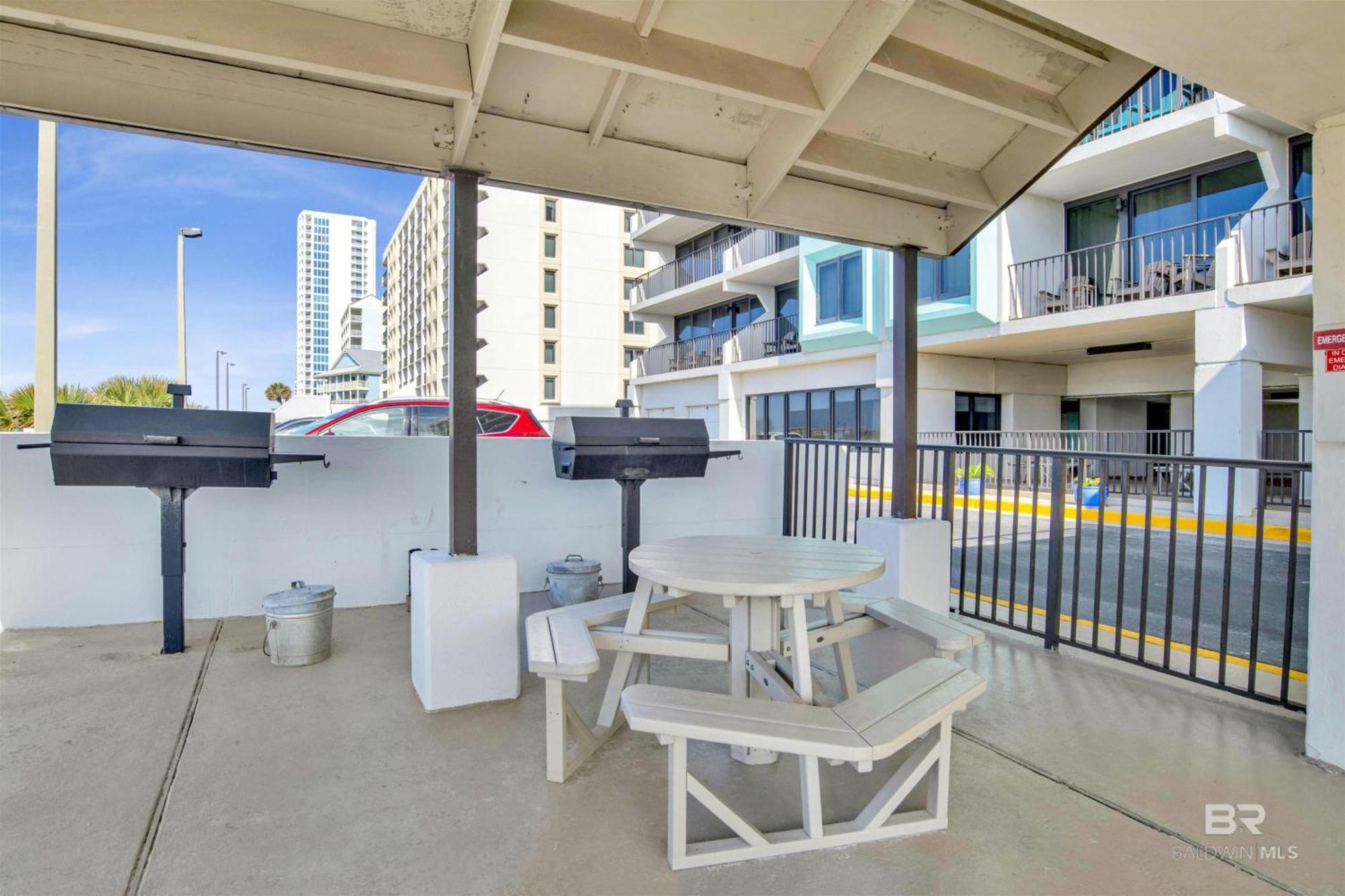 Apartment On The Beach- Walk To Restaurants, Shops And Activities.