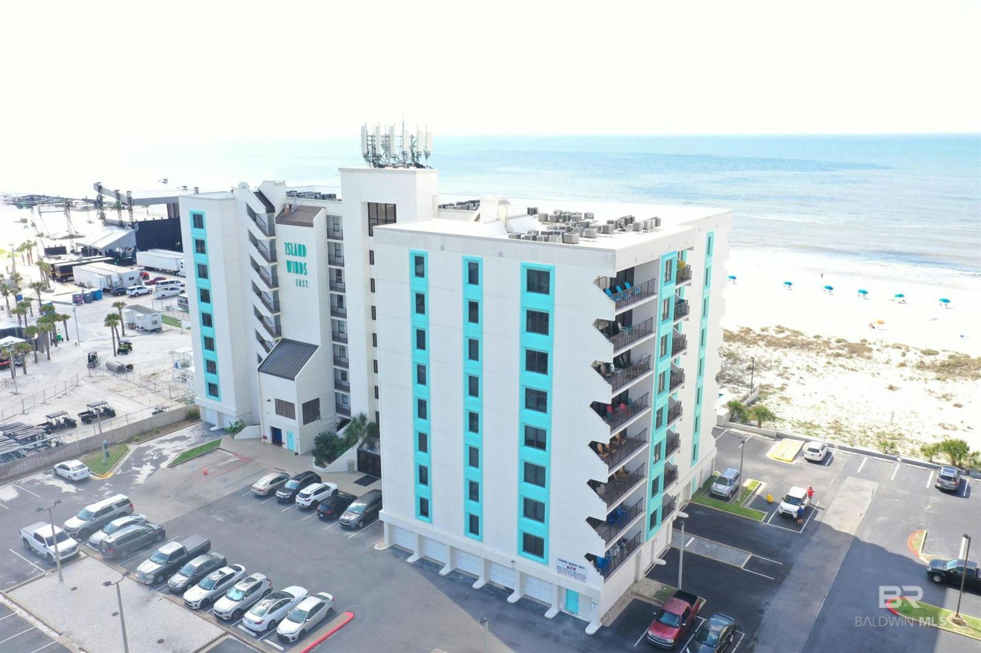 On The Beach- Walk To Restaurants, Shops And Activities. Apartment