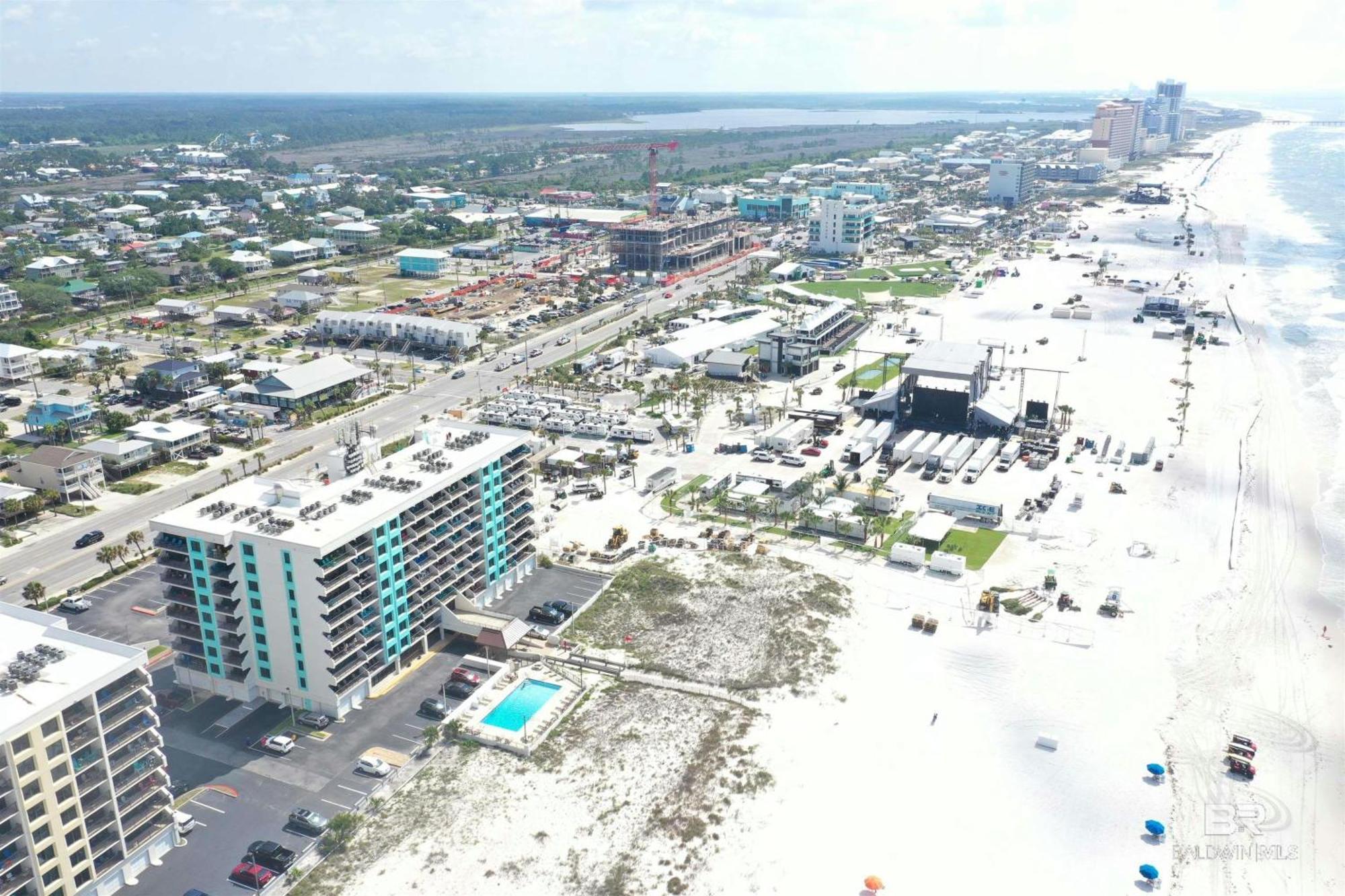 On The Beach- Walk To Restaurants, Shops And Activities. * Gulf Shores