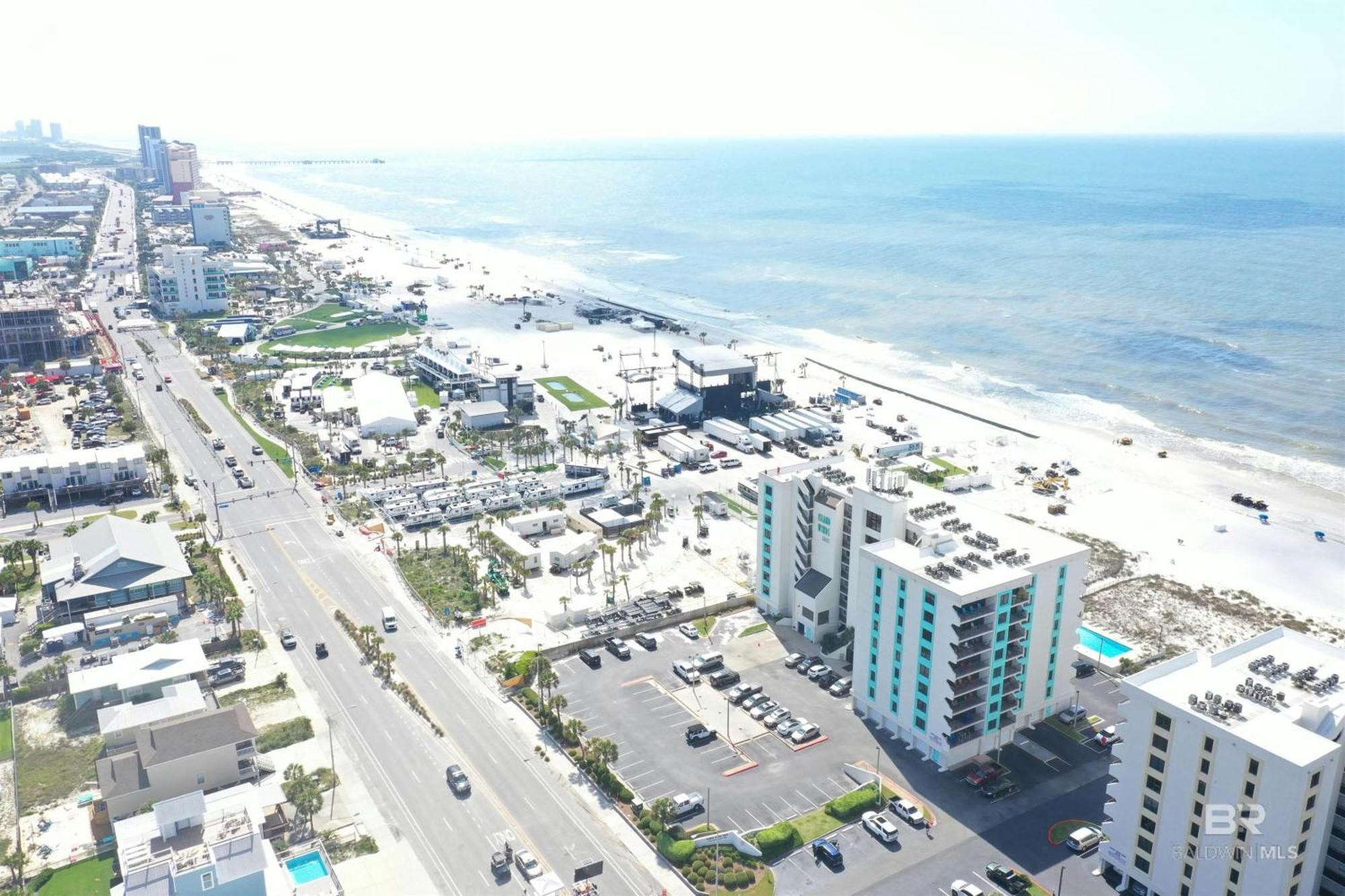 On The Beach- Walk To Restaurants, Shops And Activities. Apartment