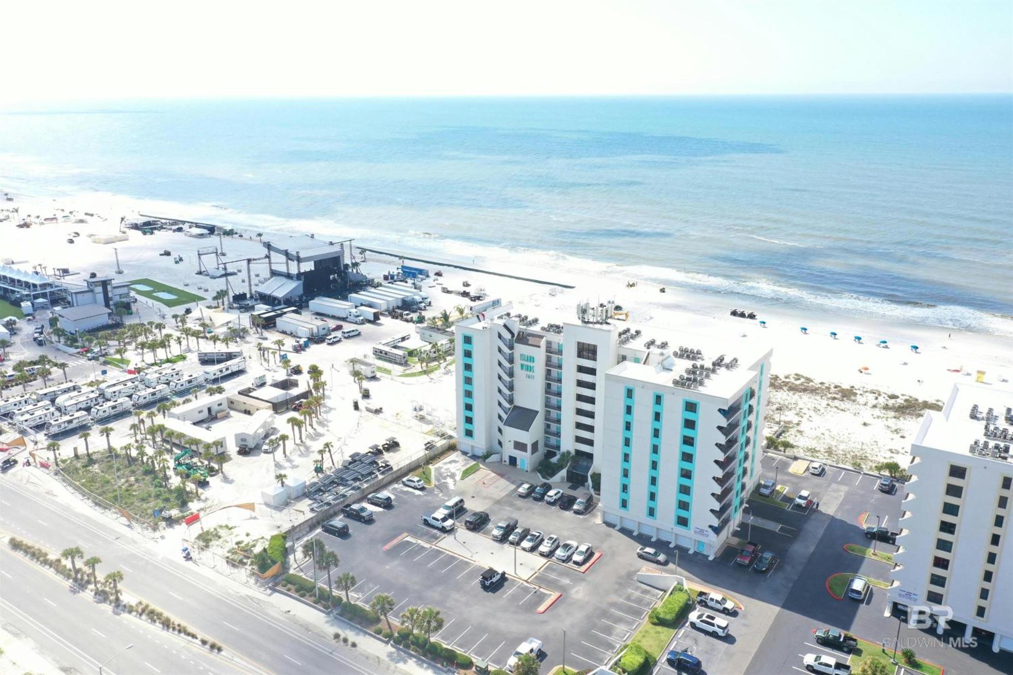 Apartment On The Beach- Walk To Restaurants, Shops And Activities. *