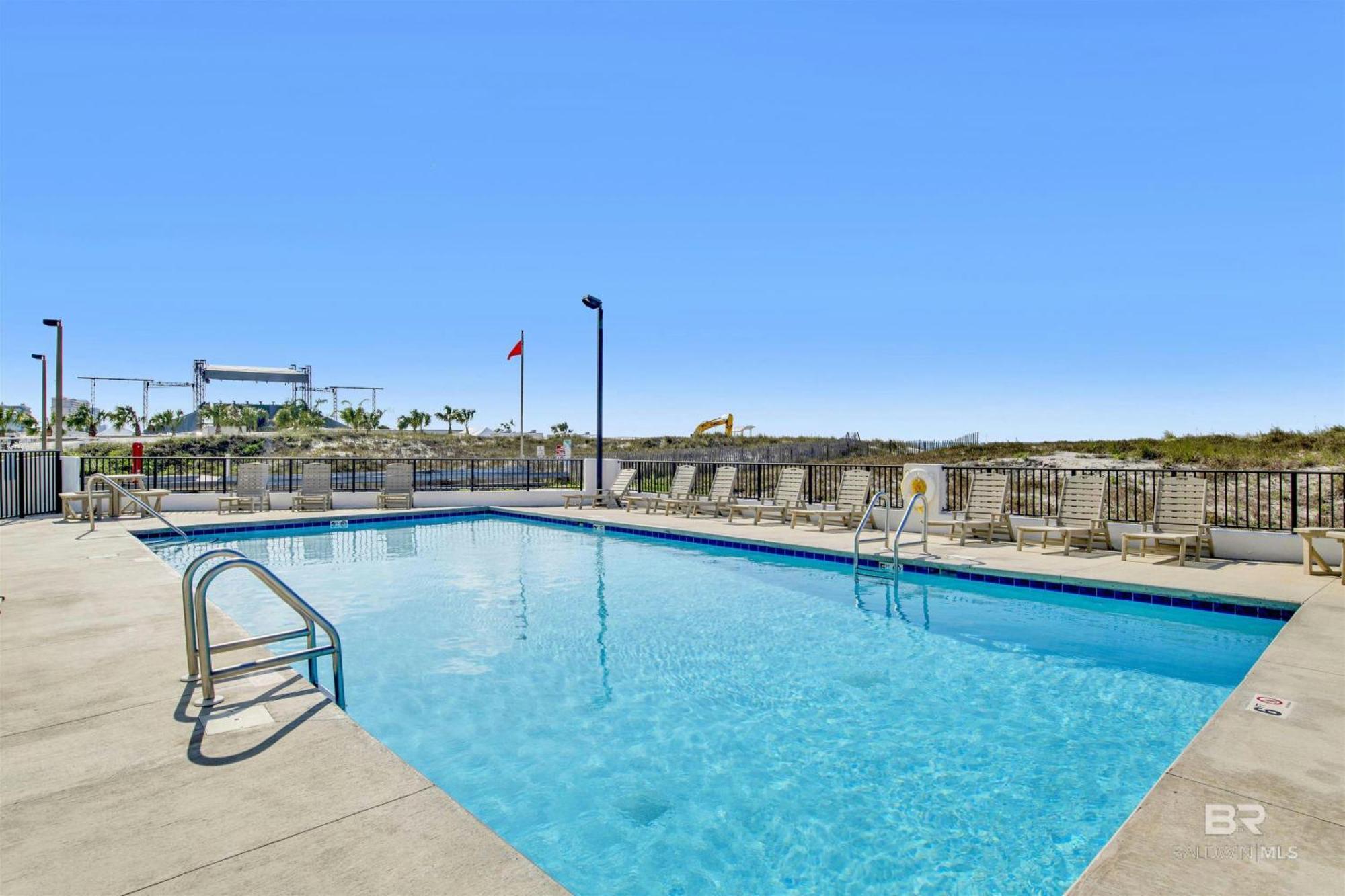 On The Beach- Walk To Restaurants, Shops And Activities. Apartment Gulf Shores