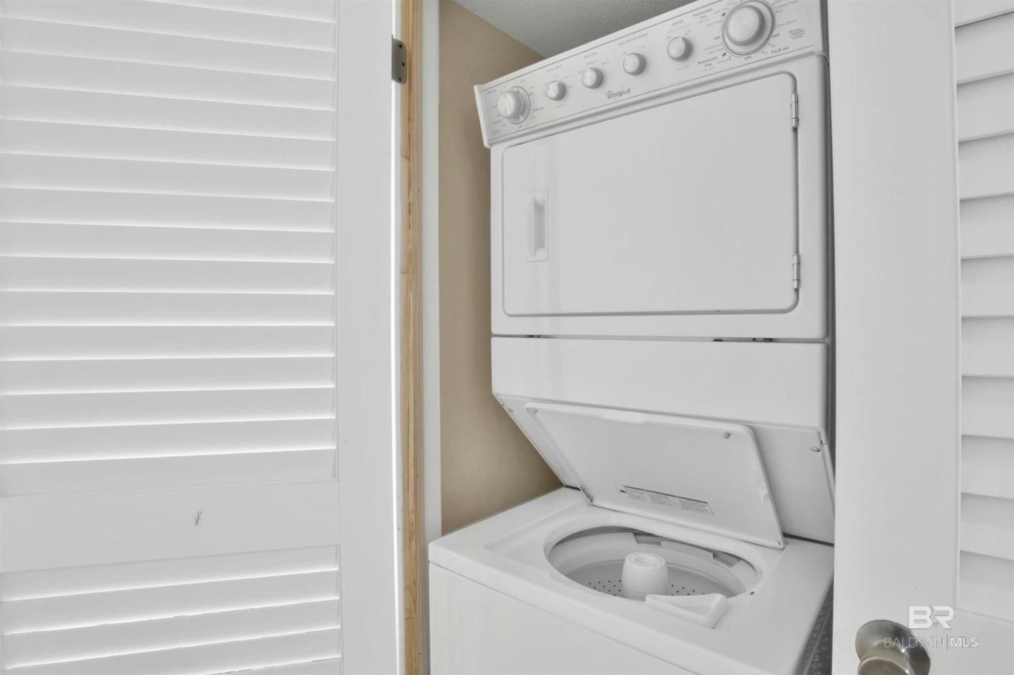 On The Beach- Walk To Restaurants, Shops And Activities. Apartment Gulf Shores
